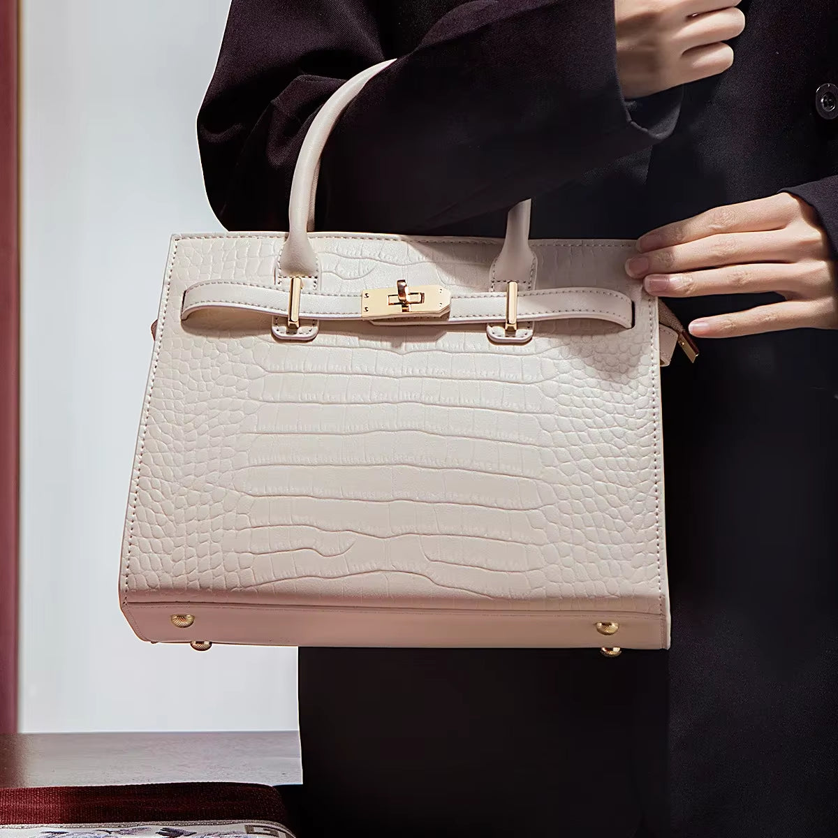 Chic and Spacious Mother's Day Handbag - Stylish 2024 Crossbody Bag for the Modern Mom